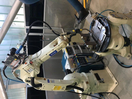 포스코 철강솔루션연구소 용접평가 로봇. <포스코 제공>